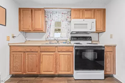 Kitchen - 16844 W Pine Lake Rd, Beloit, OH 44609 photo 3 of 3