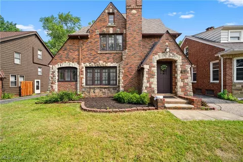 3419 Superior Park Dr, Cleveland Heights, OH 44118