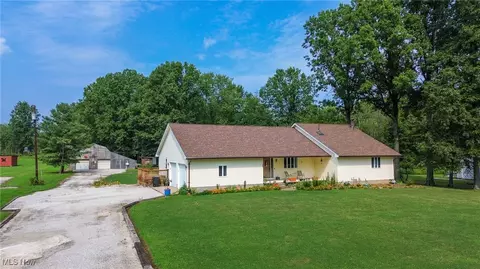 3986 S Leavitt Rd SW, Lordstown, OH 44481