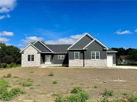 345 Oak Hollow Dr NW, Warren, OH 44481