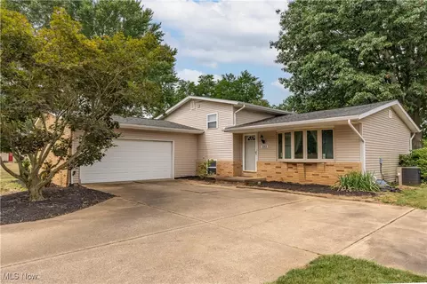385 Jerome Ave SW, Hartville, OH 44632