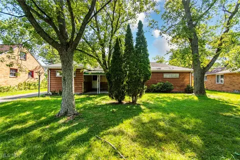 5565 Columbia Dr, Bedford Heights, OH 44146