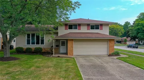 1822 Oaklawn Dr, Parma, OH 44134