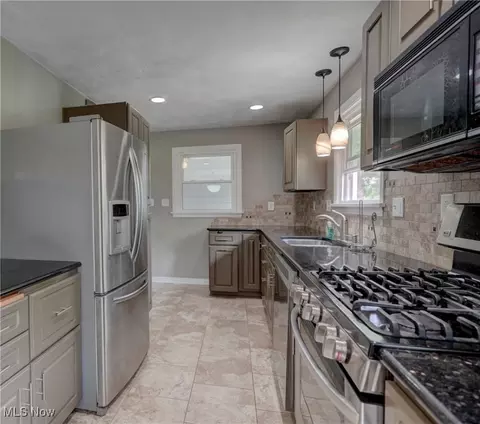 Kitchen - 6350 Aster Dr, Independence, OH 44131 photo 2 of 3