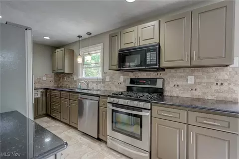 Kitchen - 6350 Aster Dr, Independence, OH 44131 photo 3 of 3