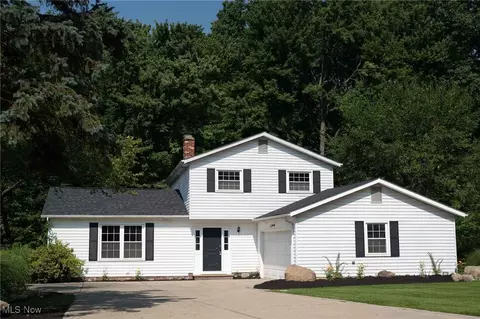 5840 Elm Hill Dr, Solon, OH 44139