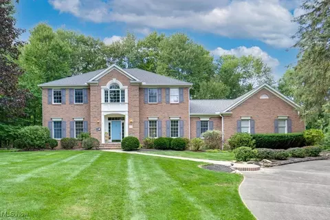 718 Pine Point Dr, Akron, OH 44333