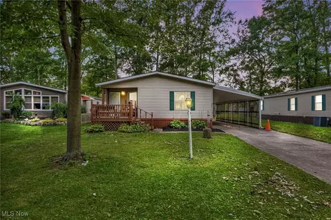 220 Twin Lakes Dr, Elyria, OH 44035