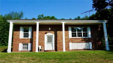21047 Hammondsville Rd, Wellsville, OH 43968