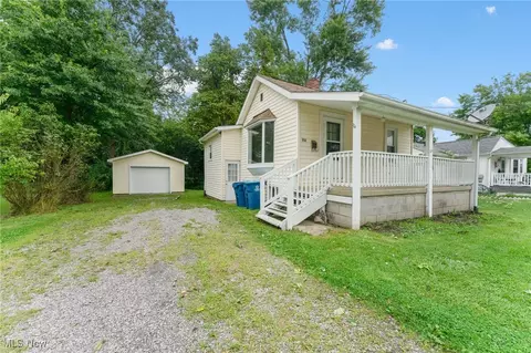 938 Woodland Ave, Hubbard, OH 44425