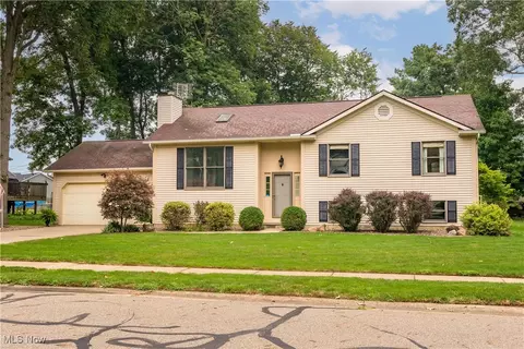 1132 Sturbridge Dr, Louisville, OH 44641