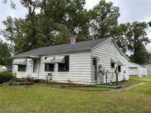 2501 Kenwood Dr SW, Warren, OH 44485