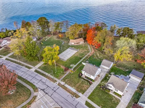 29711 Cresthaven Dr, Willowick, OH 44095