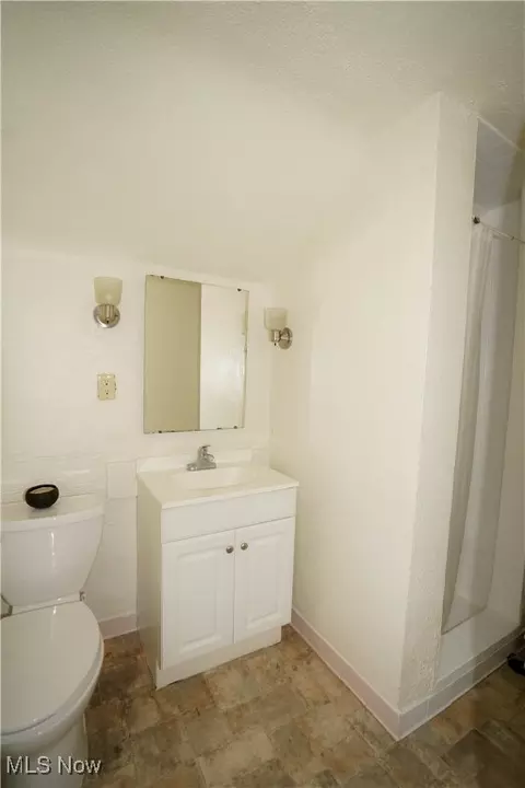 Bath - 336 Harter Ave NW, Canton, OH 44708 photo 2 of 2