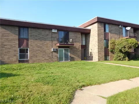 16100 Maple Park Dr #B4, Maple Heights, OH 44137