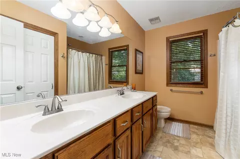 Bath - 2114 Longfellow St NE, Canton, OH 44721 photo 2 of 5