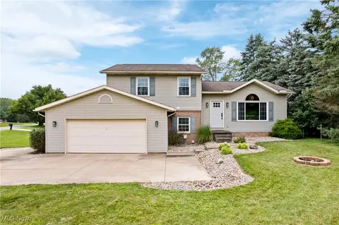 1811 Knob St, Louisville, OH 44641