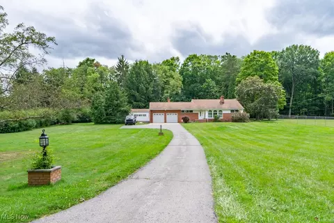 1289 Will O Wood Dr, Hubbard, OH 44425