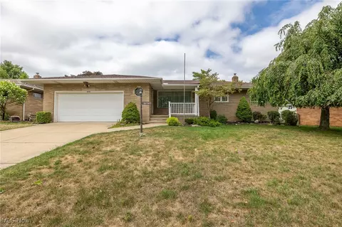 5672 Pinnacle Park Dr, Seven Hills, OH 44131