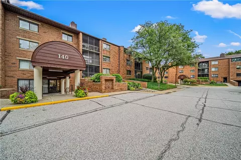 140 Fox Hollow Dr #202C, Mayfield Heights, OH 44124