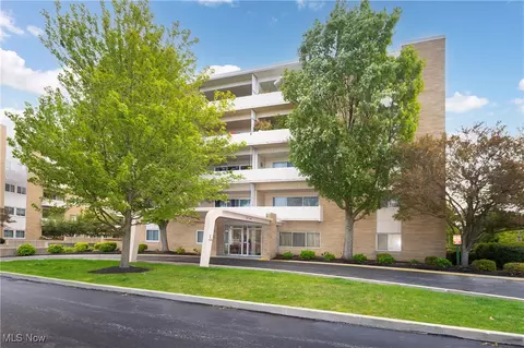 2089 Wooster Rd #25, Rocky River, OH 44116