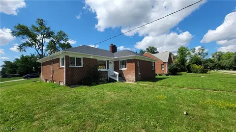 19618 Gladstone Rd, Warrensville Heights, OH 44122