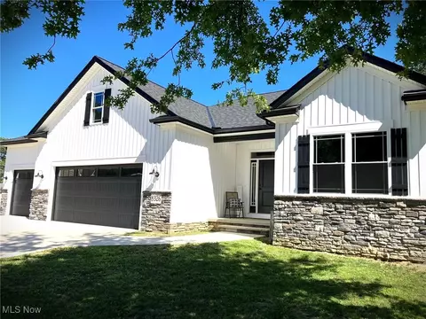 8326 Steeplechase Dr, Mentor, OH 44060