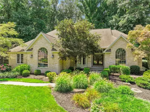 8432 Hilltop Dr, Mentor, OH 44060