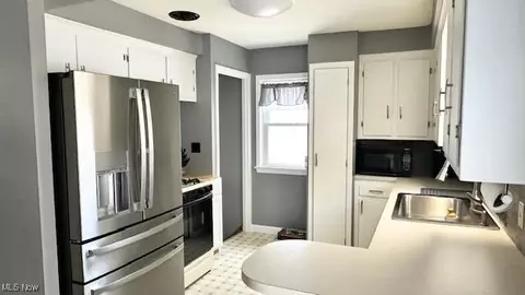 Kitchen - 30815 Crescent Dr, Willowick, OH 44095 photo 3 of 4