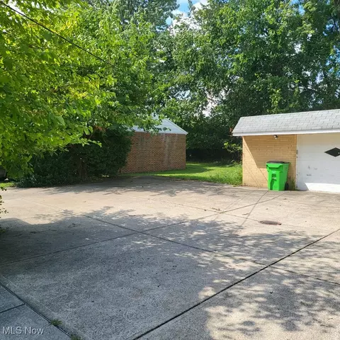 328 E 222nd St, Euclid, OH 44123 photo 16