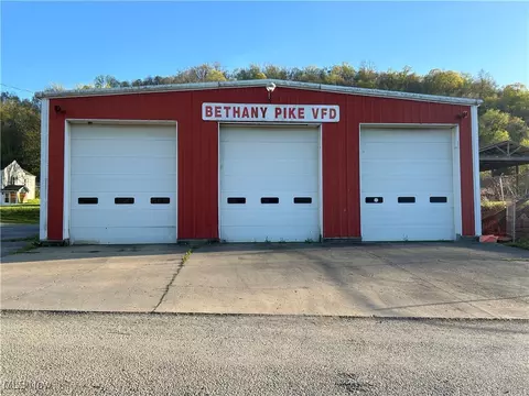 32 Center St, Bethany, WV 26032
