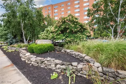 11820 Edgewater Dr #216, Lakewood, OH 44107