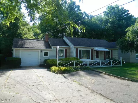 6009 Fitch Rd, North Olmsted, OH 44070