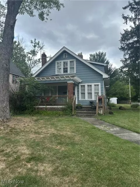 911 Roanoke Rd, Cleveland, OH 44121