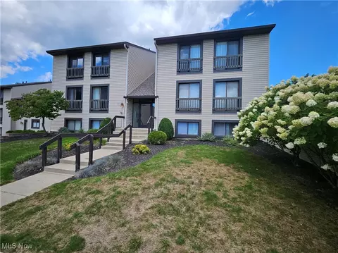6290 Greenwood Pkwy #405, Northfield, OH 44067