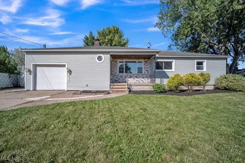 2910 Loretta Ct, Lorain, OH 44052