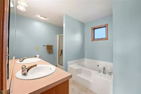 Bath - 3687 Cranberry Hl, Rootstown, OH 44272 photo 2 of 3