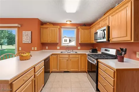 Kitchen - 3687 Cranberry Hl, Rootstown, OH 44272 photo 3 of 4