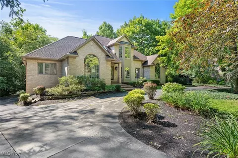 833 Hanover Rd, Gates Mills, OH 44040