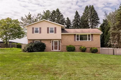 4750 Echoglenn St NW, North Canton, OH 44720