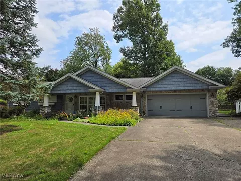 9947 E Idlewood Dr, Twinsburg, OH 44087