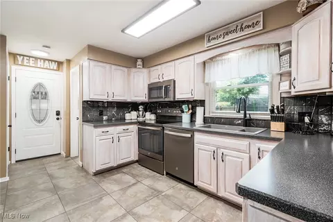 Kitchen - 6266 Appleridge Dr, Boardman, OH 44512 photo 2 of 2