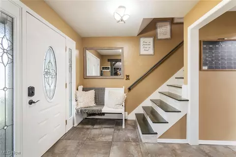 Entry Way - 6266 Appleridge Dr, Boardman, OH 44512 photo 2 of 2