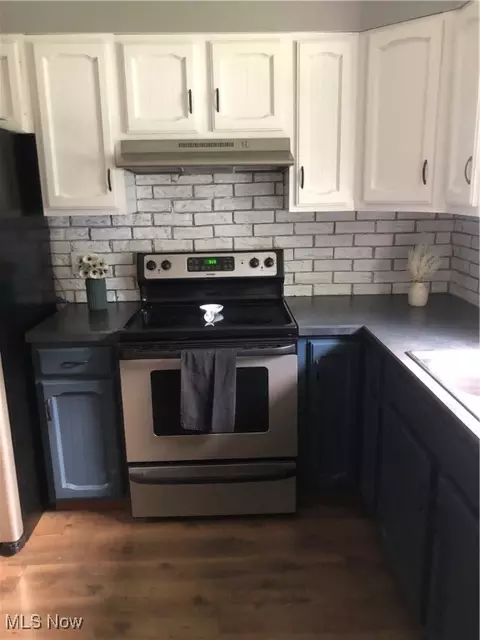 Kitchen - 243 Waggaman Cir, Boardman, OH 44512 photo 2 of 4