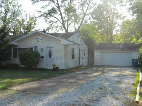984 Eastlake Dr, Eastlake, OH 44095