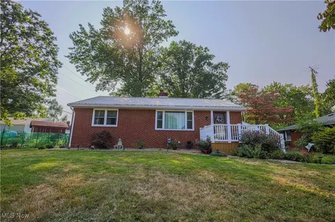 1615 Lilly Ln, Alliance, OH 44601