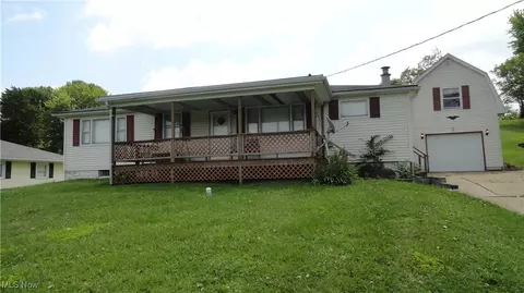 1788 Rolling Acres Rd, New Cumberland, WV 26047