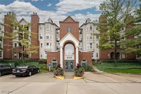 220 Fox Hollow Dr #112, Mayfield Heights, OH 44124