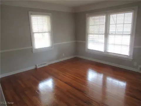 Living - 1325 Craneing Rd, Wickliffe, OH 44092 photo 4 of 8
