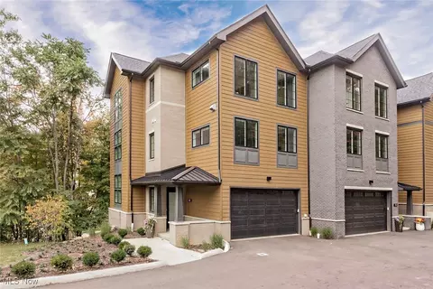 180 Cleveland St, Chagrin Falls, OH 44022